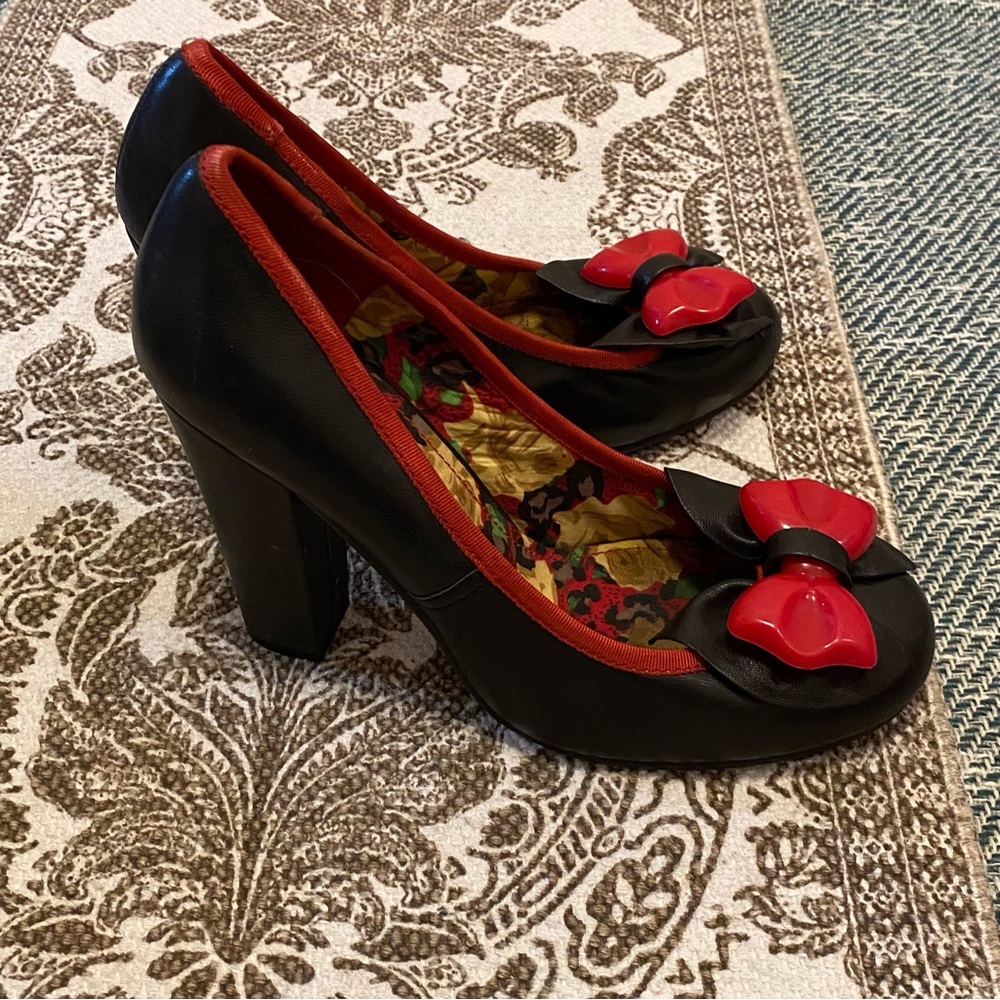 Betseyville by Betsey Johnson Black Leather Block Heel Red & Black Bow Size 8.5